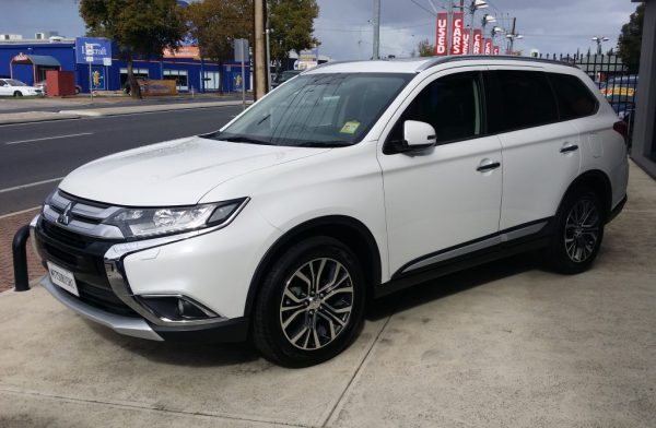 Cho taxi Tự Lái 7 Chỗ Mitsubishi Outlander