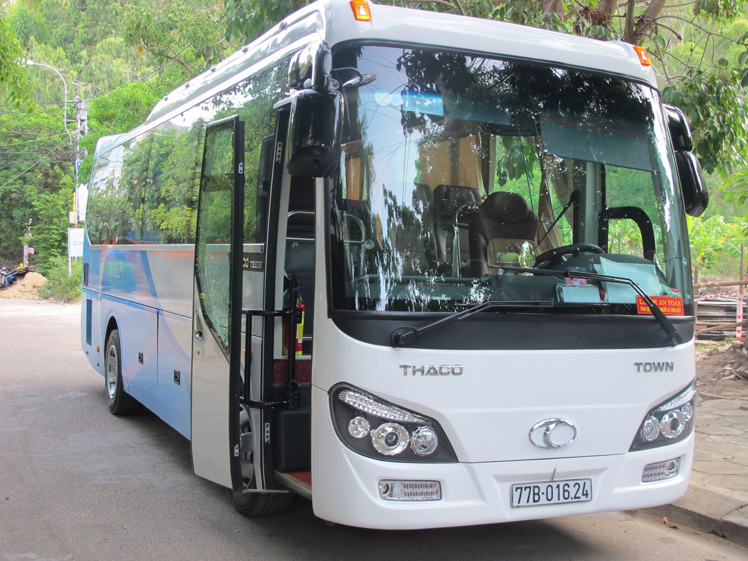 Cho taxi tự lái 29 chỗ Thaco Town Cho taxi tự lái 29 chỗ Thaco Town