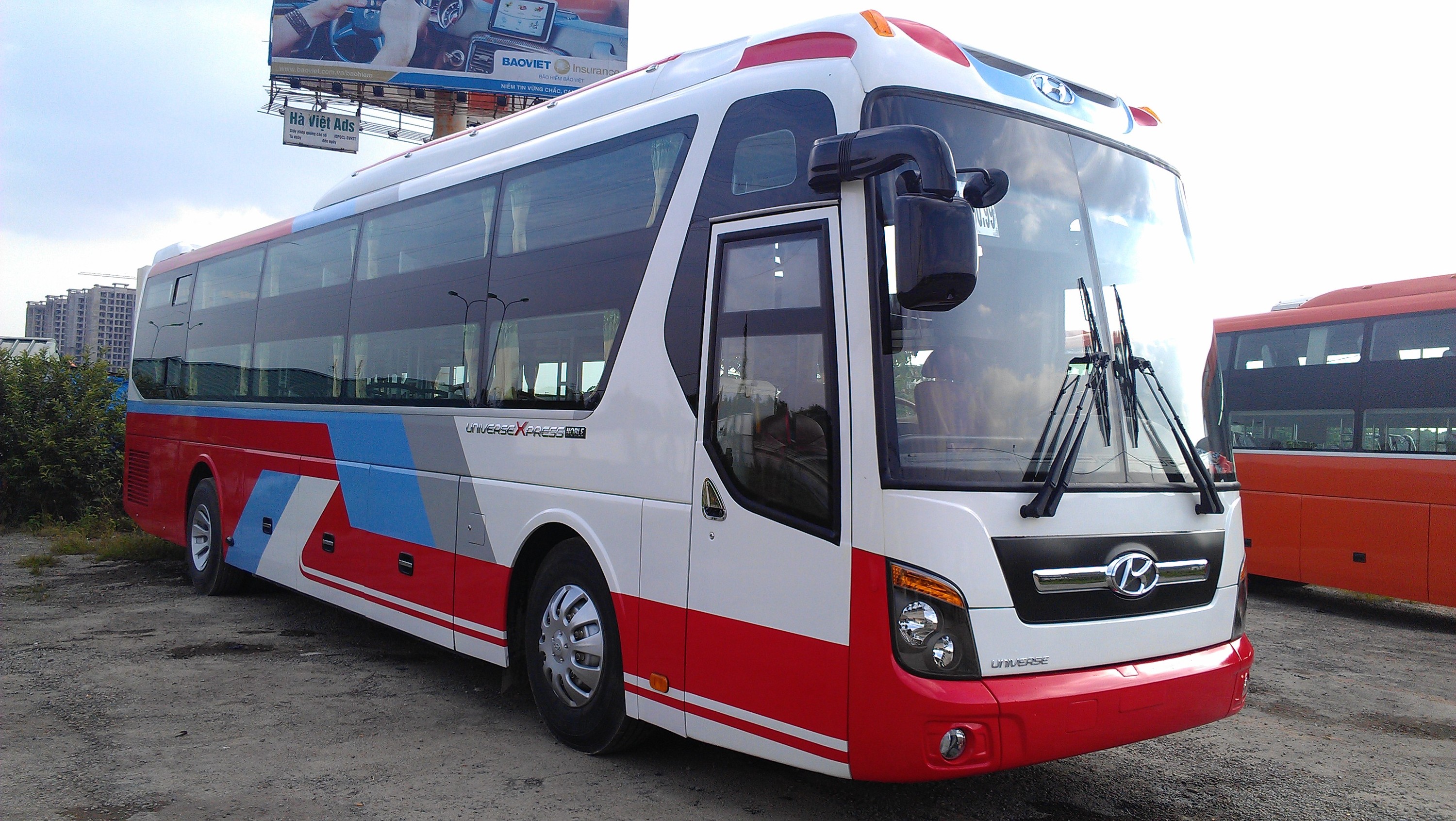 Cho taxi tự lái 45 chỗ Huyndai Universe Cho taxi tự lái 45 chỗ Huyndai Universe